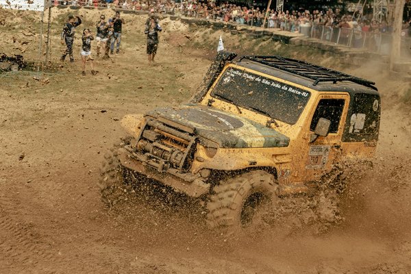 Comment installer un pare-cylindres sur une BMW R1200GS pour les parcours accidentés ?